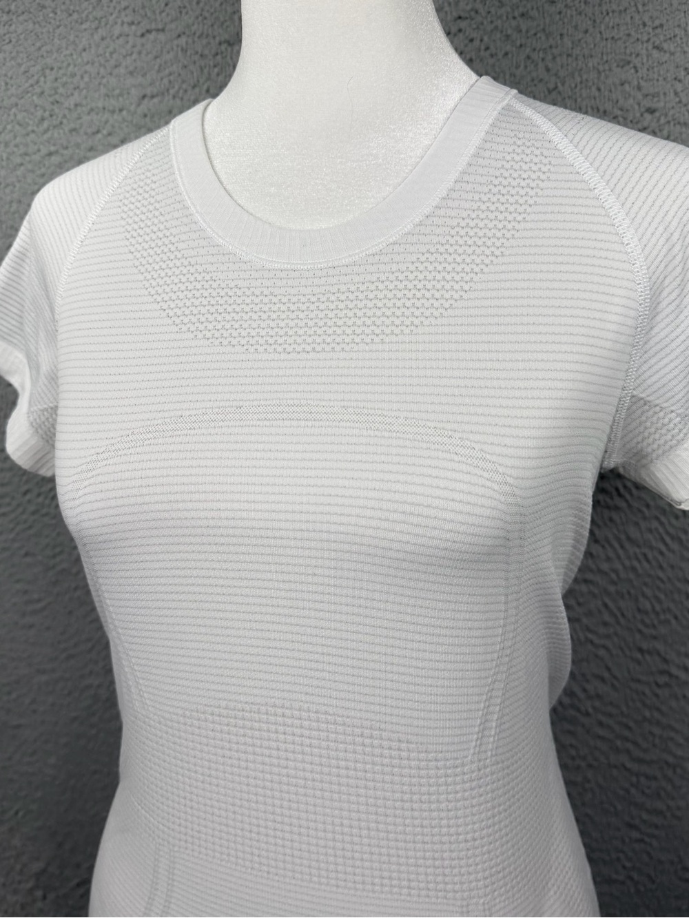 Lululemon Swiftly Tech Shirt Womens 6 White Short Sleeve Athletic Workout Gym - Picture 2 of 7